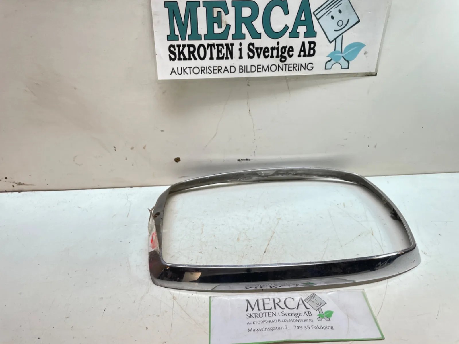 Mercedes-Benz Compakt W115 Strålkastarsarg vänster