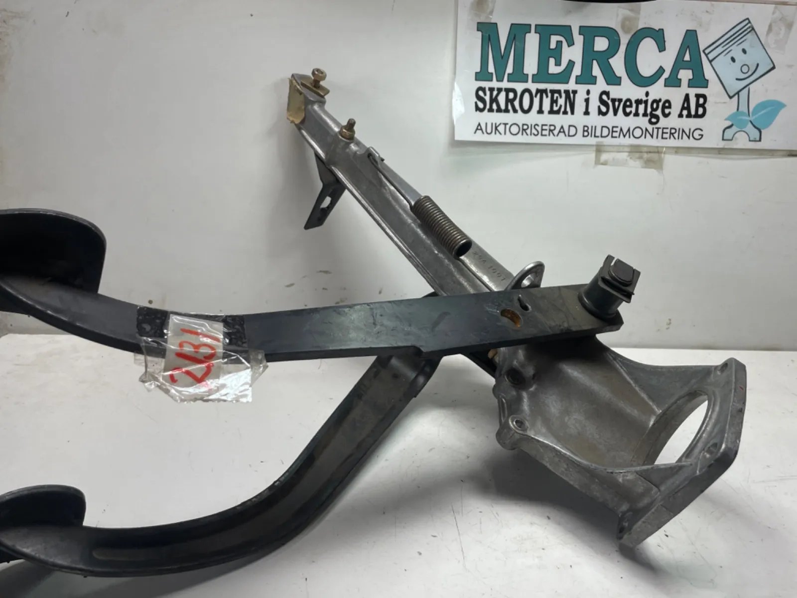 Mercedes-Benz Compakt W115 Pedalställ