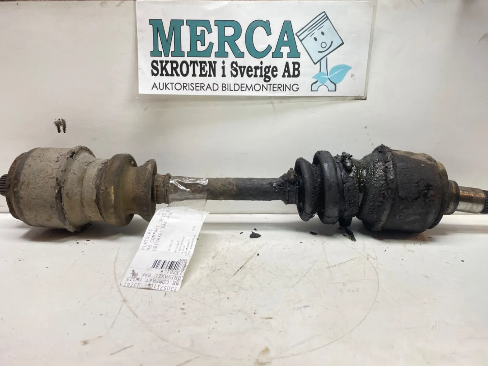Mercedes-Benz Compakt W115 Drivaxel bak vä-hö