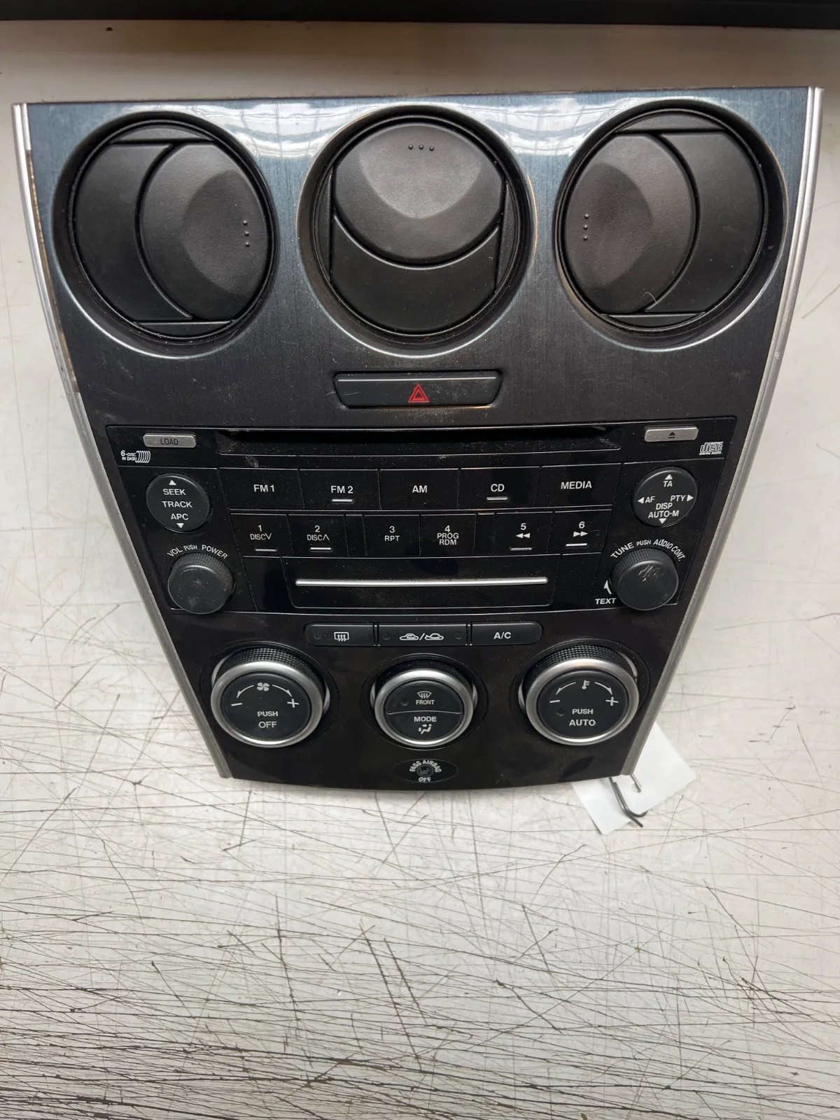 Mazda 6 Instrument/radio sarg