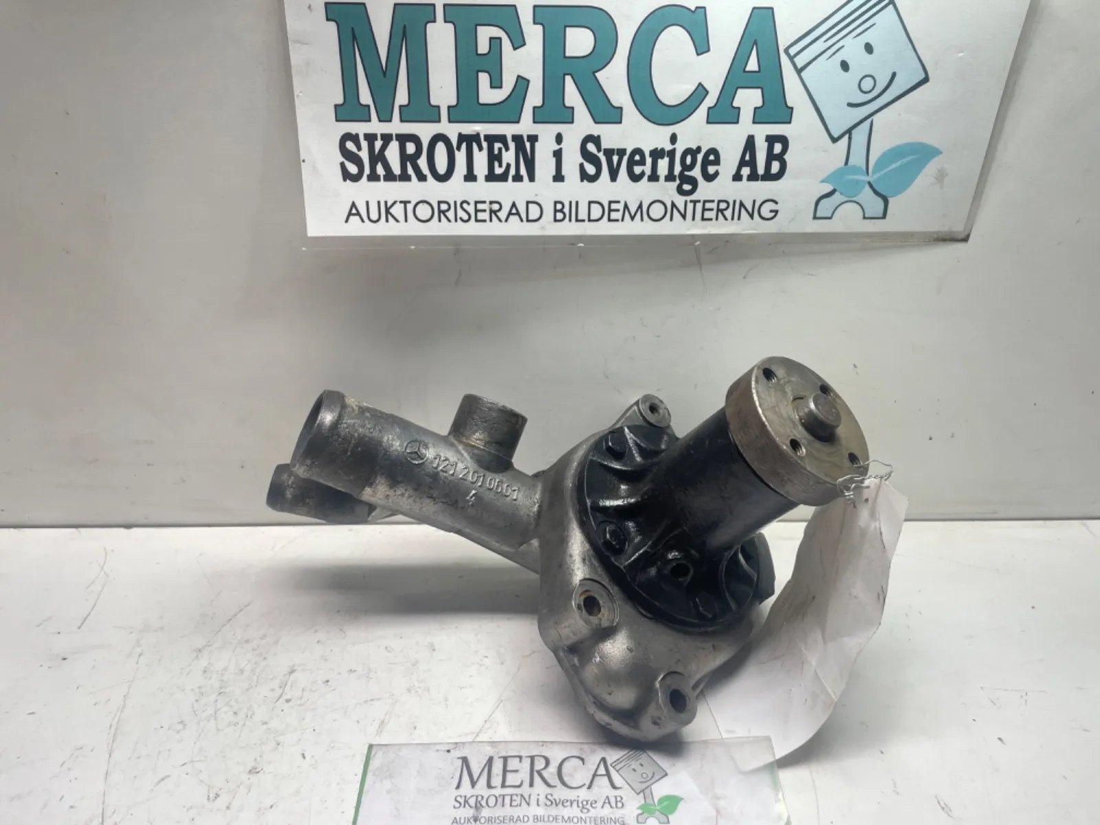 Mercedes-Benz Compakt W115 Vattenpumpshus/lock