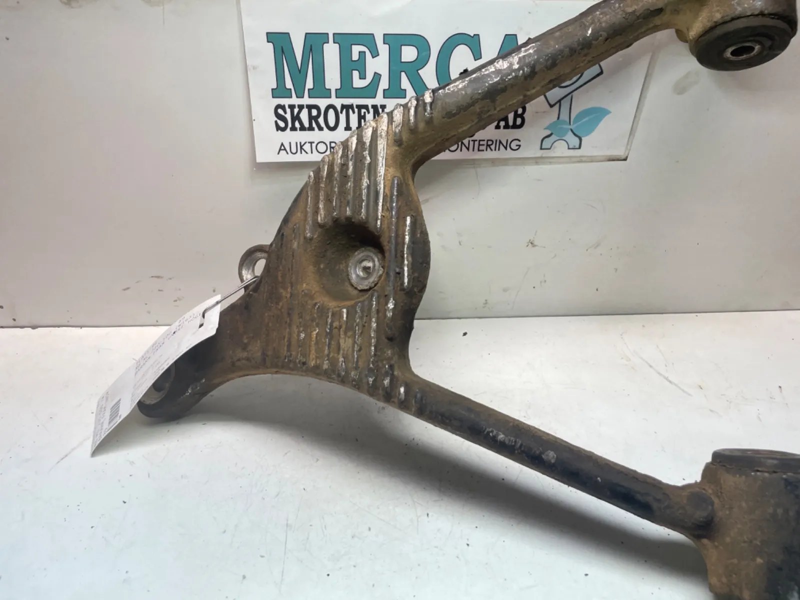Mercedes-Benz Bärarm fram undre höger