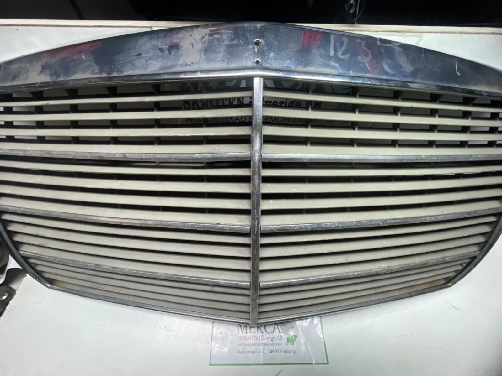 Mercedes-Benz 200-300 W123 Grill komplett