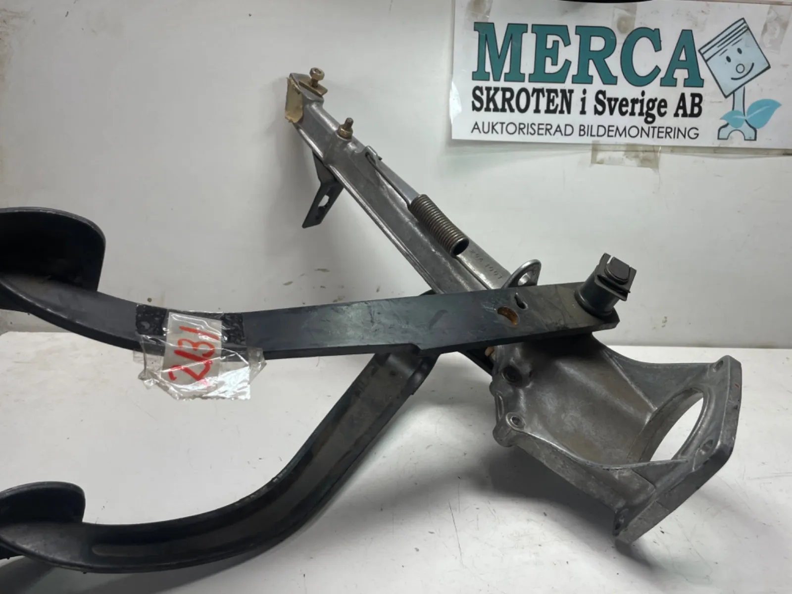 Mercedes-Benz Compakt W115 Pedalställ