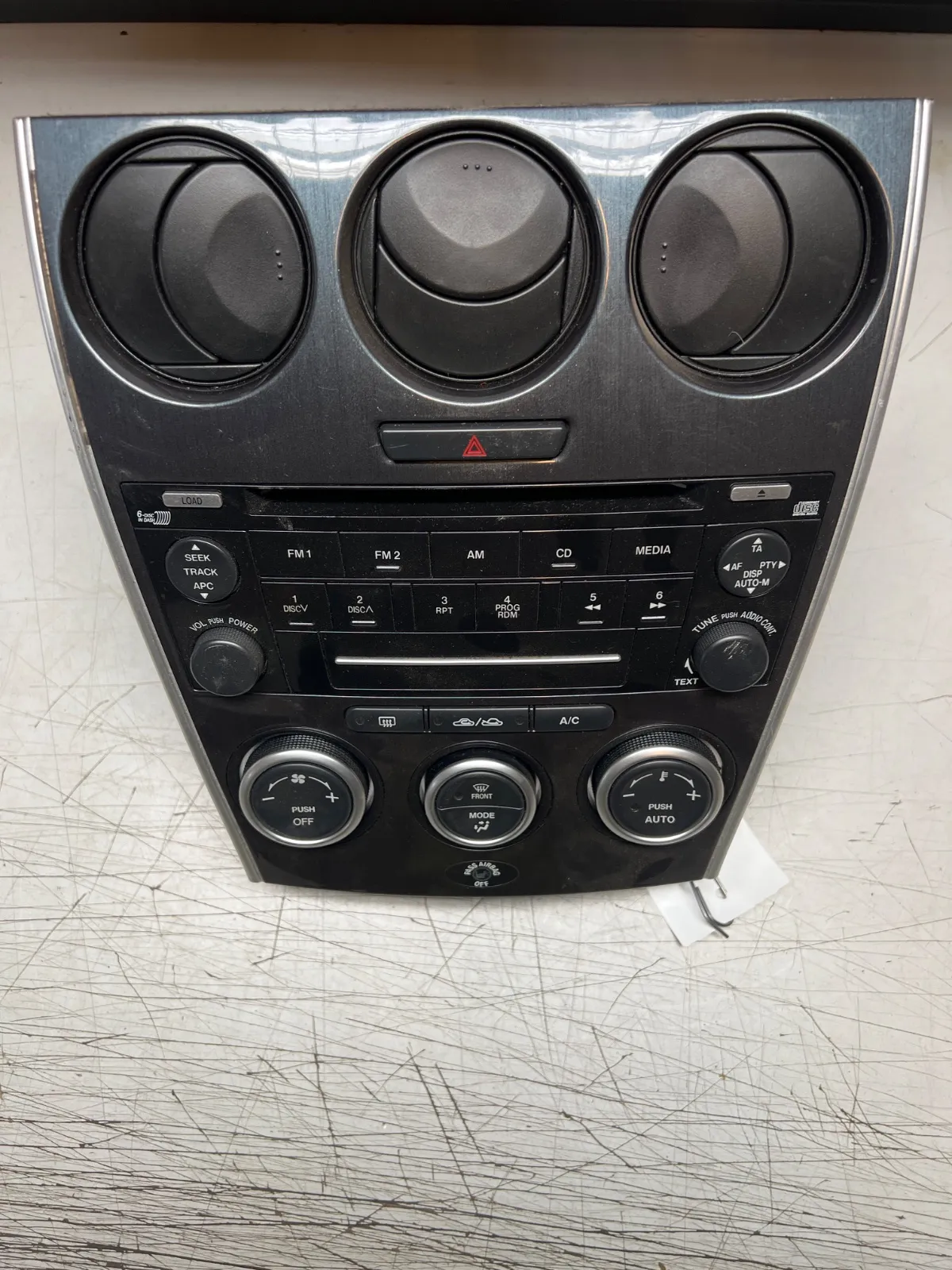 Mazda 6 Instrument/radio sarg