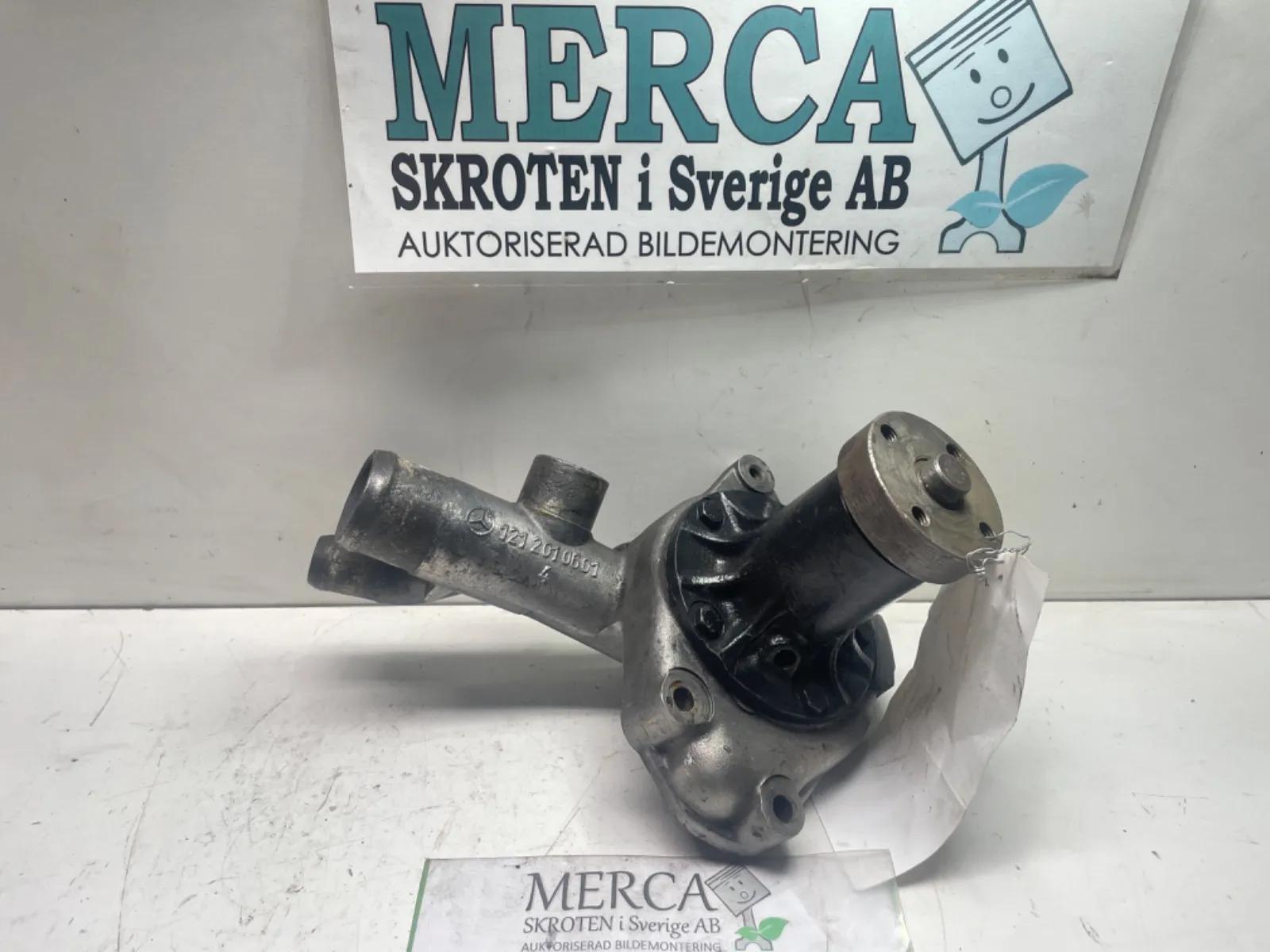 Mercedes-Benz Compakt W115 Vattenpumpshus/lock
