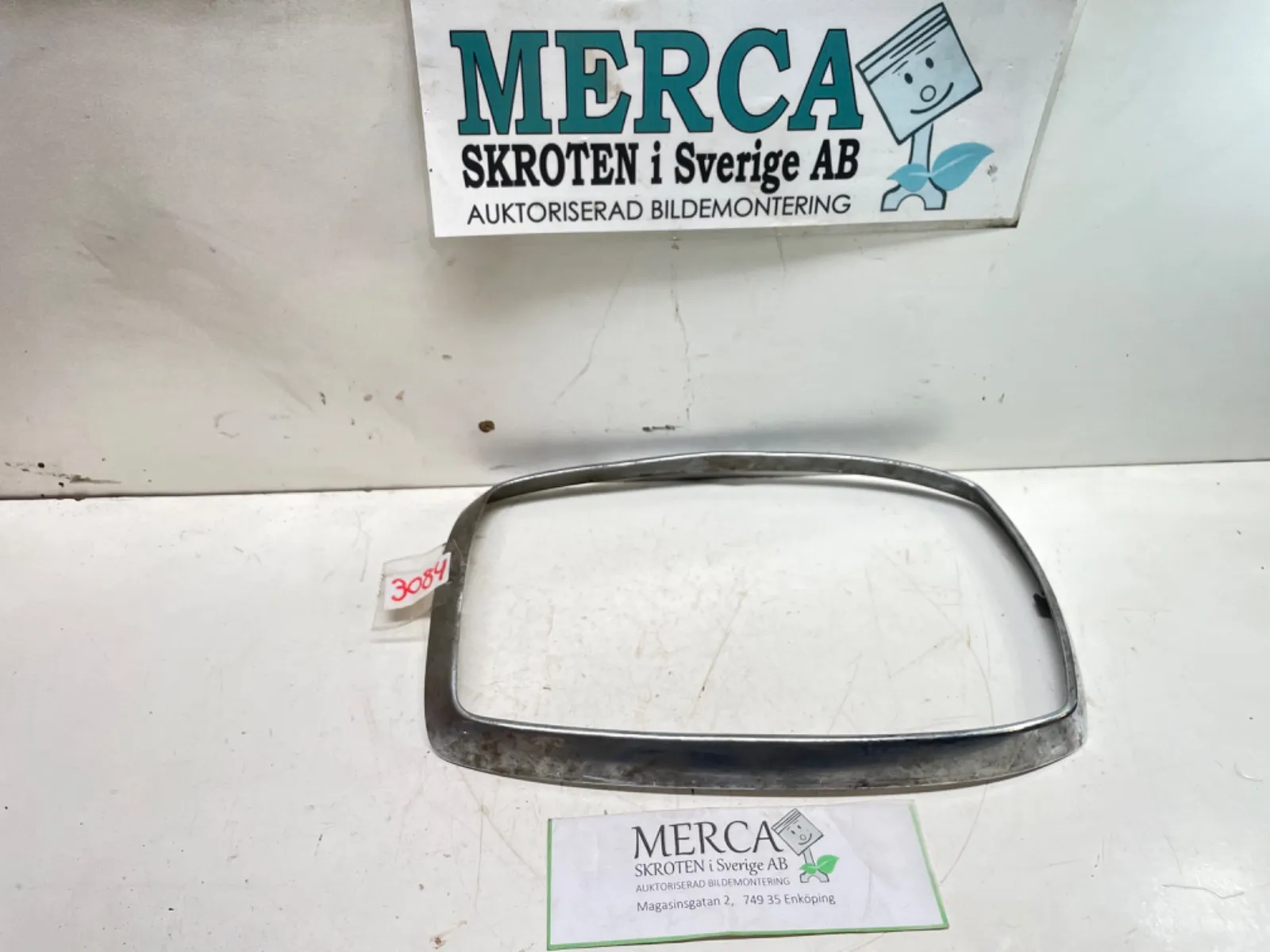 Mercedes-Benz Compakt W115 Strålkastarsarg höger