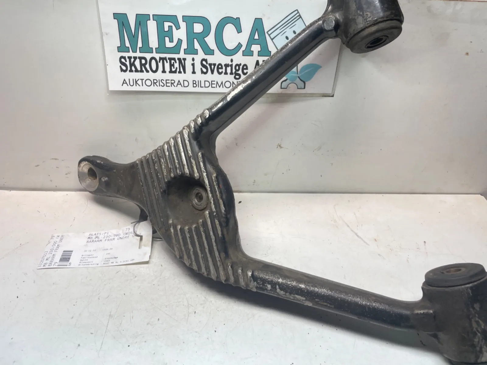 Mercedes-Benz Bärarm fram under vänster