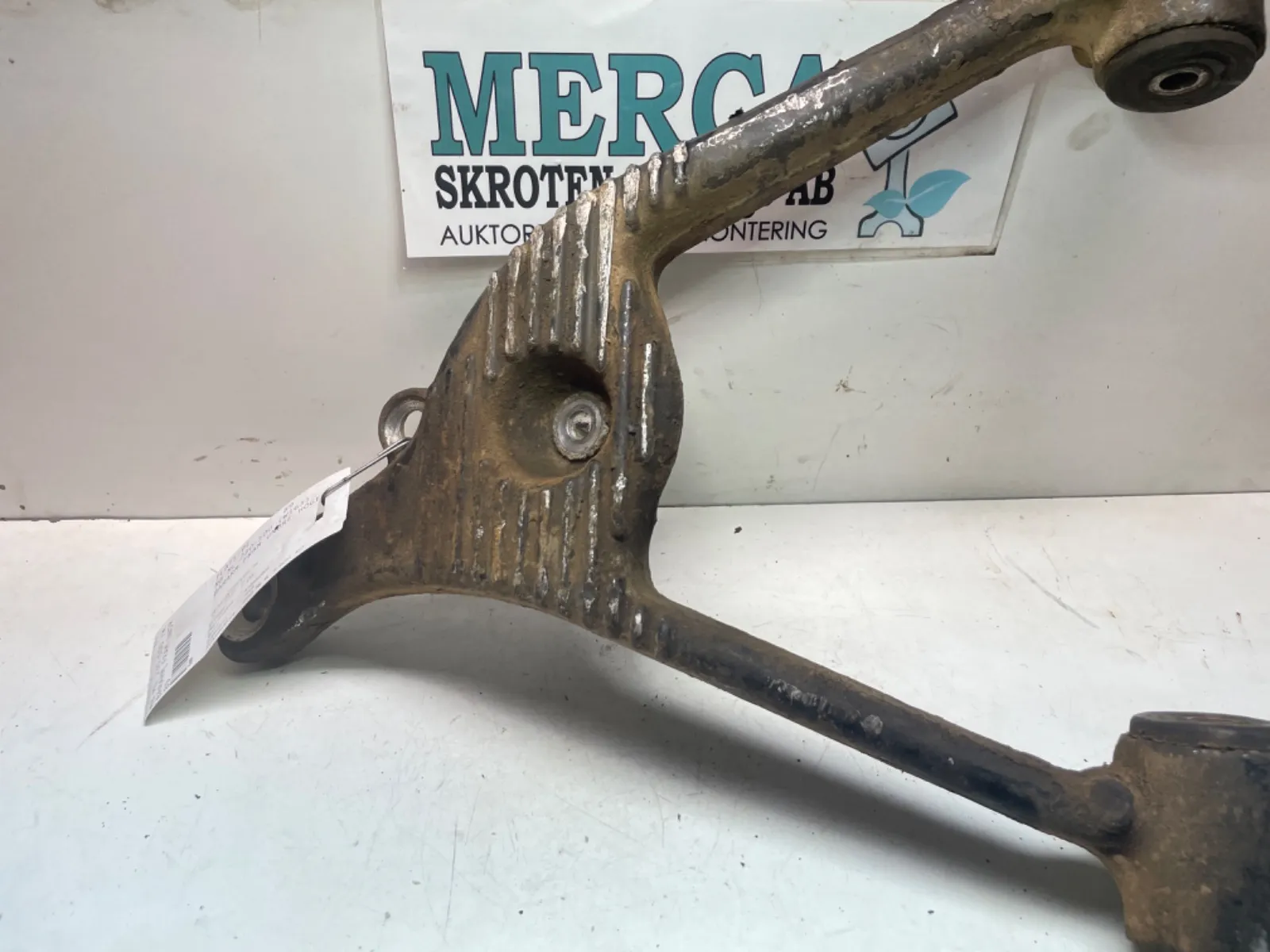 Mercedes-Benz Bärarm fram undre höger